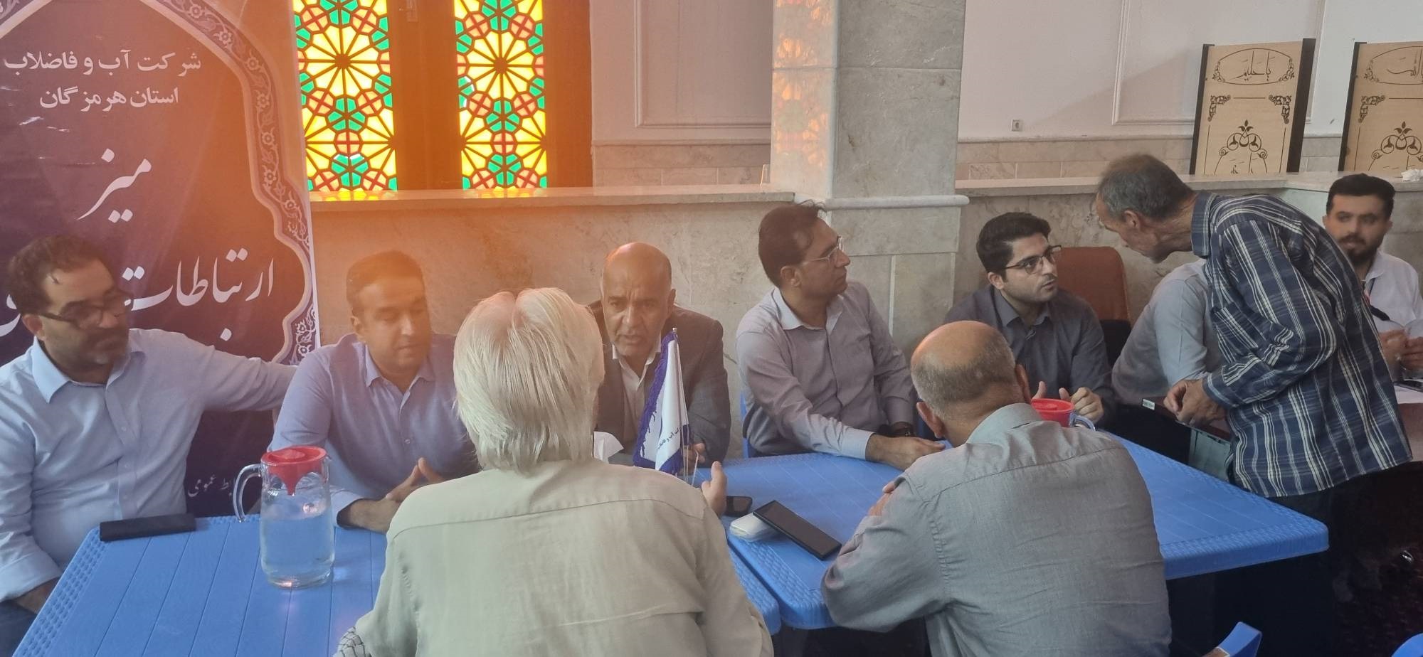میز خدمت آبفا هرمزگان به مناسبت هفته دولت در مسجد جامع بندرعباس برپا شد